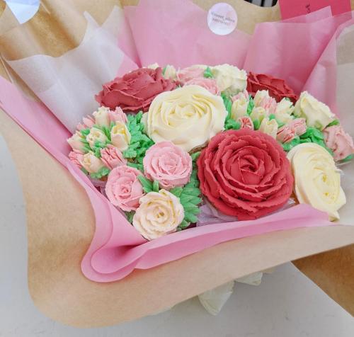 12 Cupcake Bouquet Angled View