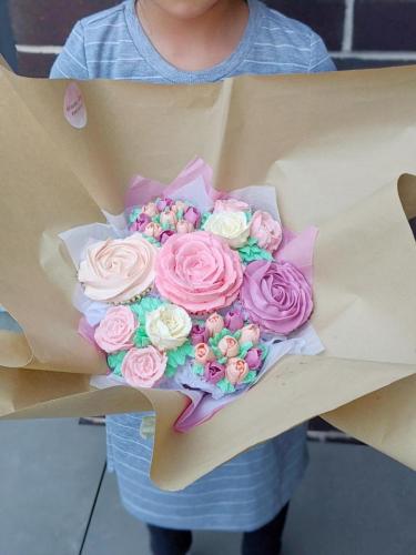 7 Cupcake Bouquet in hand